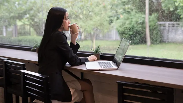 Ilustrasi Bekerja di Kafe