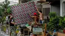 Warga menyelamatkan harta benda usai hujan deras yang dibawa Topan Goni memicu terjadinya banjir di Provinsi Batangas, Filipina, 2 November 2020. Hingga 2 November 2020, jumlah korban jiwa akibat Topan Goni yang melanda bagian selatan Luzon bertambah menjadi 16 orang. (Xinhua/Rouelle Umali)