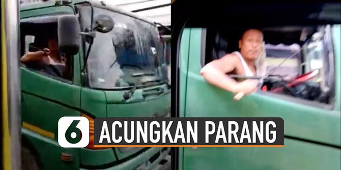 VIDEO: Viral Sopir Truk Todong Parang ke Sesama Sopir