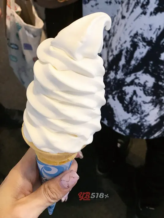 Tak ayal momen langka itu pun langsung viral di media sosial. Banyak warganet yang memuji kebaikan dari Taeyang. (foto: bigbangupdates.com)