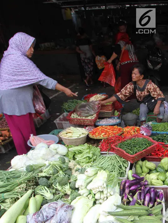 Pedagang melayani seorang pembeli di Pasar Kebayoran Lama, Jakarta, Selasa (3/4). Badan Pusat Statistik juga mencatat inflasi tahun ke tahun (year on year) mencapai 3,4 persen. (Liputan6.com/Angga Yuniar)