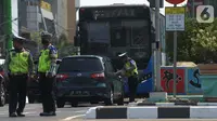 Polisi menilang pengendara mobil saat Operasi Zebra Jaya 2019, Jakarta Barat, Jumat (1/11/2019). Jumlah pelanggar lalu lintas masih terus meningkat sekitar 10 persen di bandingkan tahun 2018, meskipun mengikuti langsung sidang ditempat. (merdeka.com/Imam Buhori)