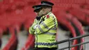 Pihak Kepolisian Inggris memantau latihan timnas Prancis jelang laga persahabatan melawan Inggris di Stadion Wembley, Inggris, Senin (16/11/2015). (Action Images via Reuters/Henry Browne)