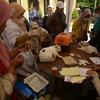 Kegiatan vaksinasi rabies untuk hewan peliharaan waga di Kecamatan Duren Sawit, Jakarta, Selasa (7/6/2022). Vaksin rabies yang diberikan secara gratis ini untuk menghindari dan mengantisipasi penyebaran penyakit rabies kepada hewan peliharaan. (merdeka.com/Imam Buhori)