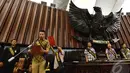 Staf MPR RI berperan sebagai Presiden Terpilih Joko Widodo membacakan sumpah janji dalam acara gladi kotor pelantikan Presiden dan Wakil Presiden terpilih, Jakarta, Jum'at (17/10/2014) (Liputan6.com/Andrian M Tunay)