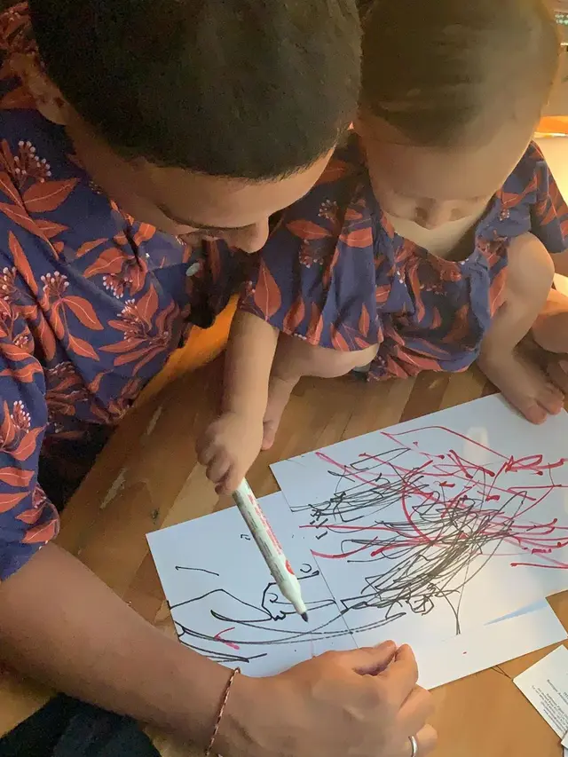 5 Potret Hangat Hamish Daud Temani Sang Putri Mewarnai, Ayah Idaman