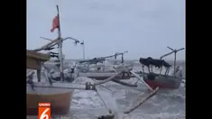 Perahu nelayan di perairan Merauke, Papua, rusak akibat hantaman gelombang tinggi dan angin kencang.