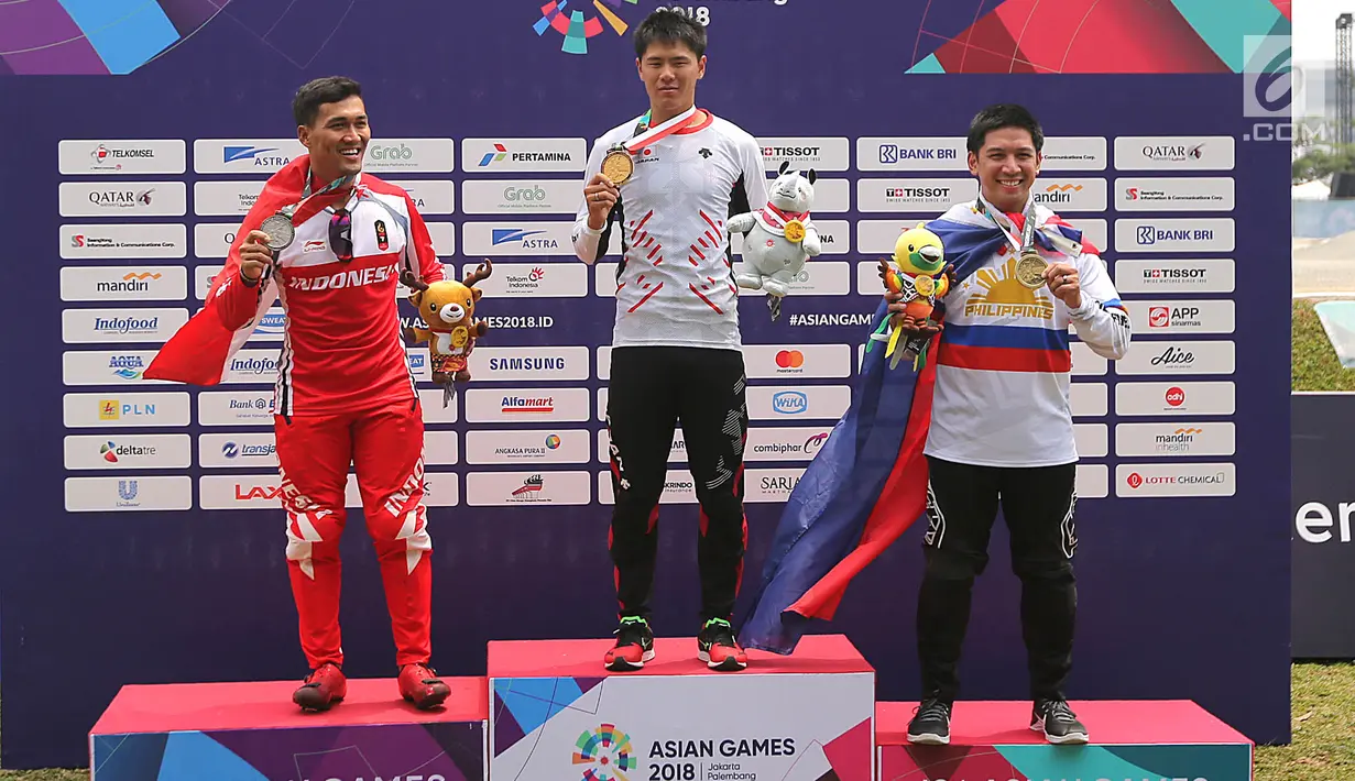 Atlet BMX Indonesia, I Gusti Bagus Saputra (kiri) dengan Yoshiyaku Nagasako dari Jepang (tengah) dan Danel Patrick Caluag dari Filipina usai usai bertanding pada nomor putra di Pulo Mas International BMX Center, Sabtu (25/8). (Liputan6.com/Fery Pradolo)