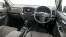 Interior mobil ini kental dengan nuansa maskulin ala SUV Amerika. Desain yang mengotak tegas serta kisi ac mengotak vertikal. Fitur-fitur seperti AC climate control dan cruise control sudah tersedia sebagai standar. Joknya sudah dibalut dengan material kulit. (Source: paultan.org)