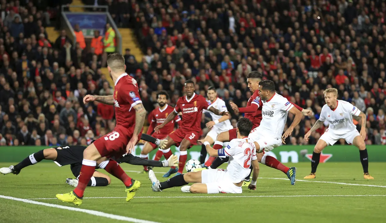 Striker Liverpool, Roberto Firmino, melepaskan tendangan  ke gawang Sevilla pada laga Liga Champions di Stadion Anfield, Kamis (14/9/2017). Liverpool ditahan imbang 2-2 oleh Sevilla. (AP/Peter Byrne)