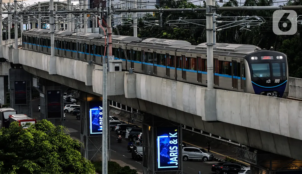 Rangkaian kereta MRT melintas di kawasan Blok M, Jakarta, Rabu (10/3/2021). Kementerian Perhubungan berencana akan membangun MRT dan light rail transit (LRT) di lima kota yakni Bali, Bandung, Surabaya, Medan dan Makassar yang didanai lewat skema dana abadi Indonesia. (Liputan6.com/Johan Tallo)