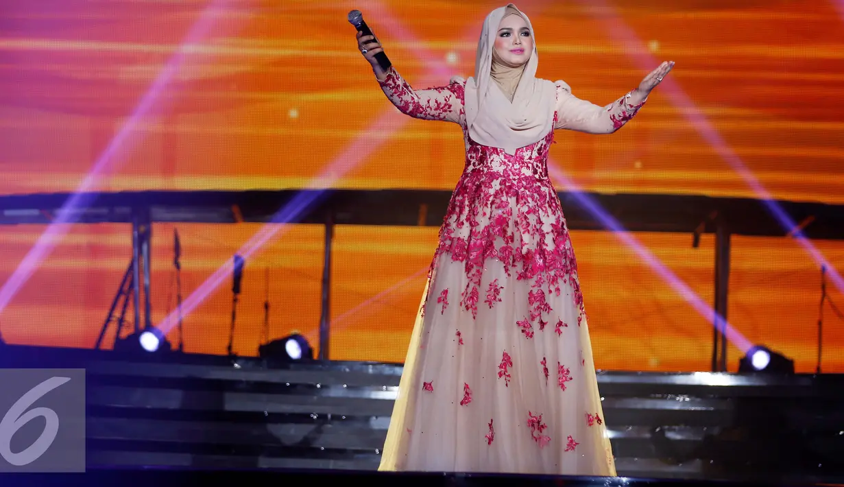 Aksi panggung diva Malaysia Siti Nurhaliza saat tampil pada Konser Raya 21 Tahun Indosiar, Istora Senayan, Jakarta (11/1/2016). Siti langsung menyapa penonton lewat lagu bernuansa melayu berjudul Nirmala. (Liputan6.com/Gempur M Surya)