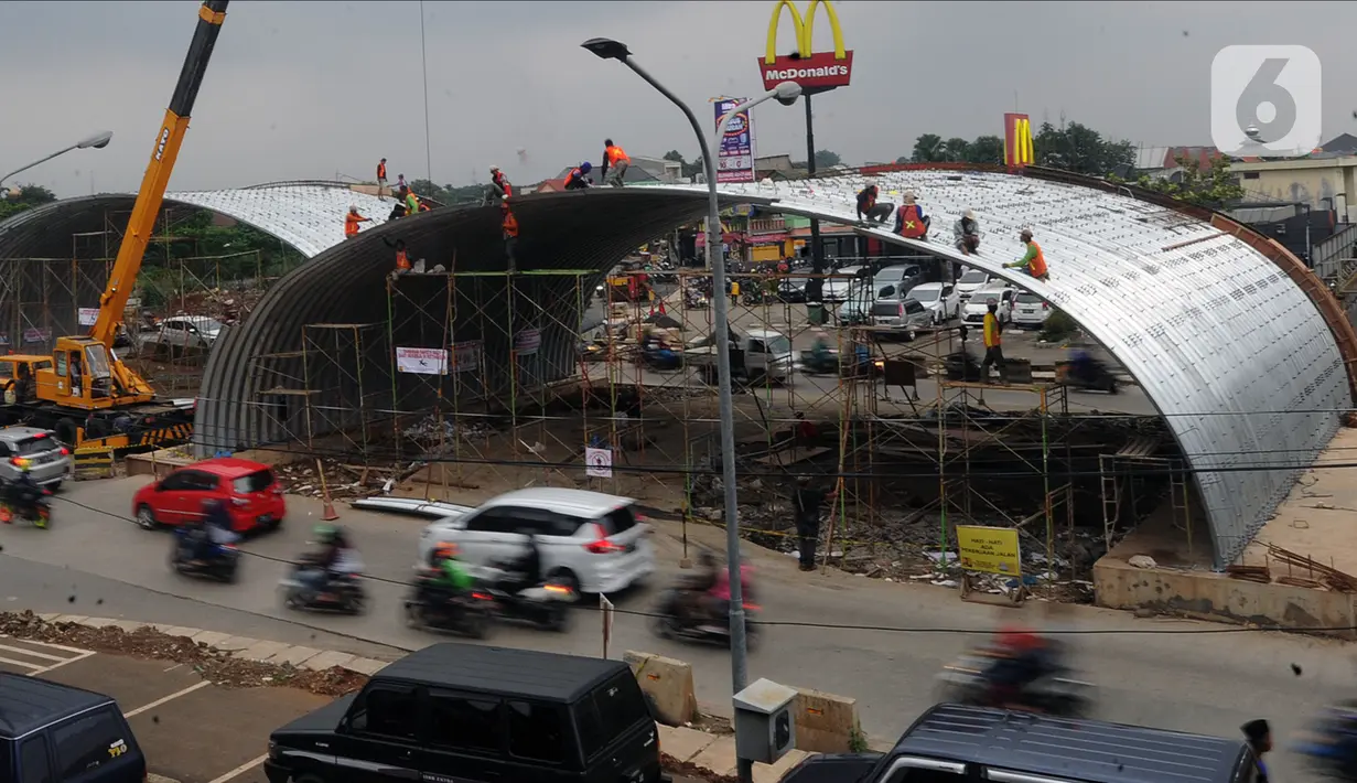 Suasana pembangunan Flyover Gaplek di Jalan Martadinata,  Pamulang, Tangerang Selatan, Minggu (1/3/2020). Pembangunan flyover yang akan menghubungkan Parung, Jawa Barat, dengan DKI Jakarta tersebut saat ini sudah mencapai 40 persen. (merdeka.com/Arie Basuki)
