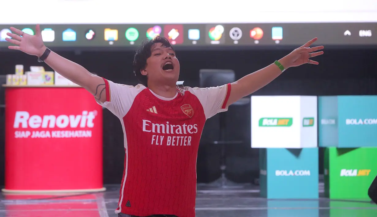 Kebahagiaan fans Arsenal setelah mendapatkan jersey original yang diberikan oleh Renovit dalam acara Roaring Night Nobar Arsenal versus Wolverhampton Wanderers. (Bola.com/M Iqbal Ichsan)