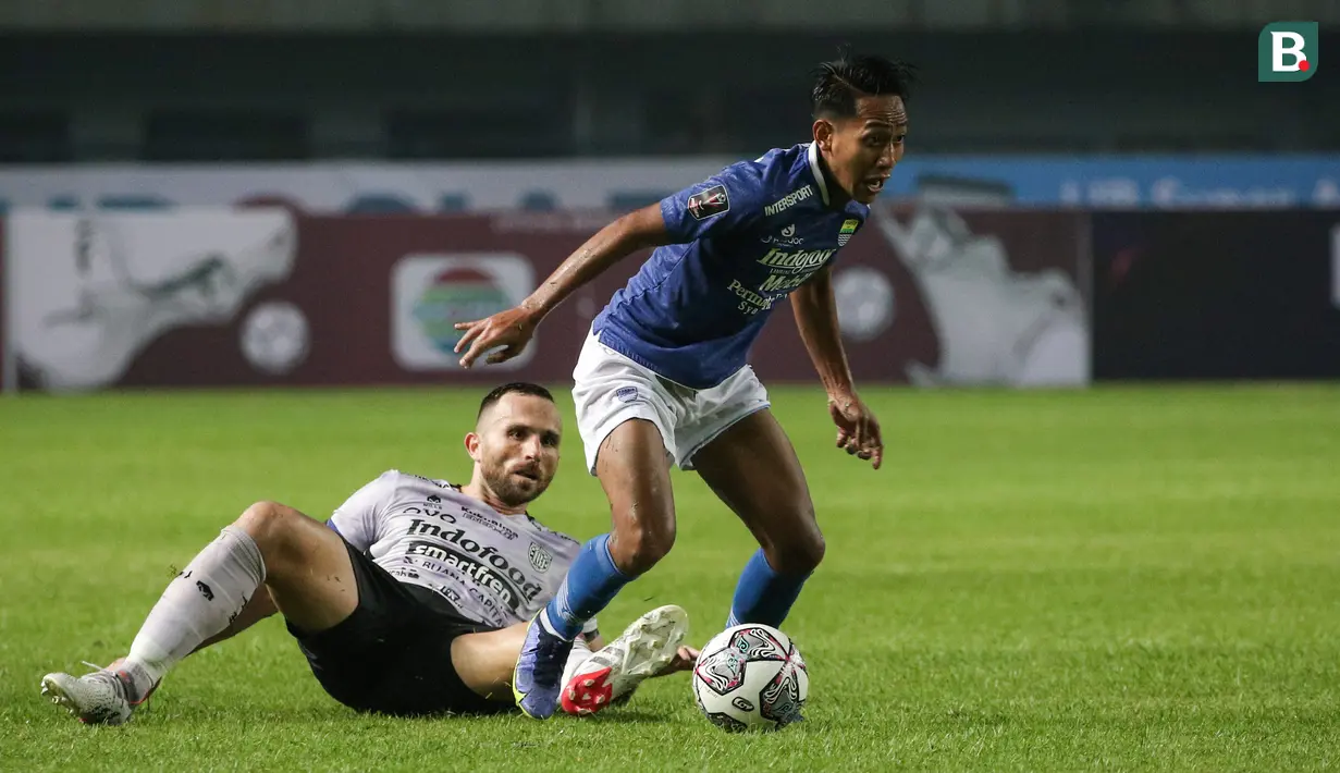 <p>Talenta muda potensial milik Persib Bandung, Beckham Putra menjadi pemain yang sering merepotkan lini pertahanan lawan. Ia memiliki kemampuan yang baik dalam mengolah si kulit bundar dipadukan dengan umpan-umpan yang akurat dan berbahaya. Di laga terakhirnya melawan Bhayangkara FC, Beckham dinobatkan sebagai Top Actions usai membuat 52 umpan sukses dan tiga percobaan. Sayangnya, ia bakal absen membela Persib Bandung di partai delapan besar usai terkena akumulasi kartu. (Bola.com/Bagaskara Lazuardi)</p>