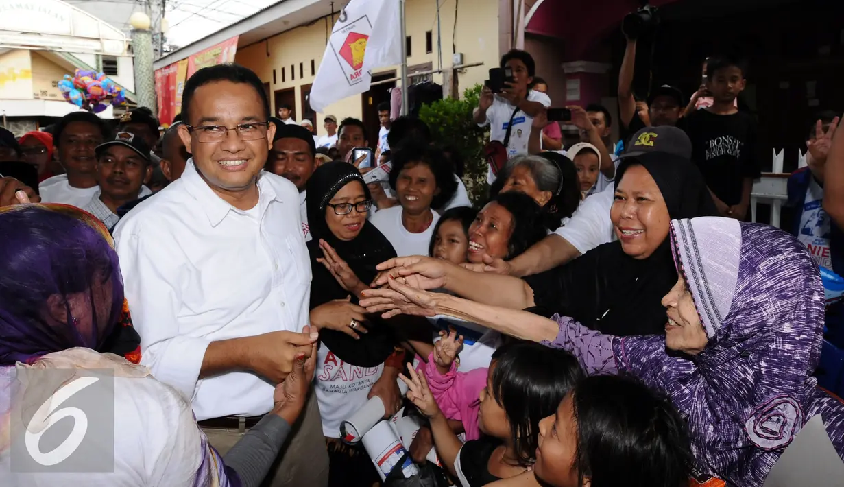 Calon Gubernur DKI Jakarta, Anies Baswedan (kiri) berusaha menembus kerumunan warga saat melakukan sosialisasi di Kota Bambu Utara, Jakarta, Rabu (21/12). Dihadapan pendukungnya, Anies memaparkan beberapa program. (Liputan6.com/Helmi Fithriansyah)