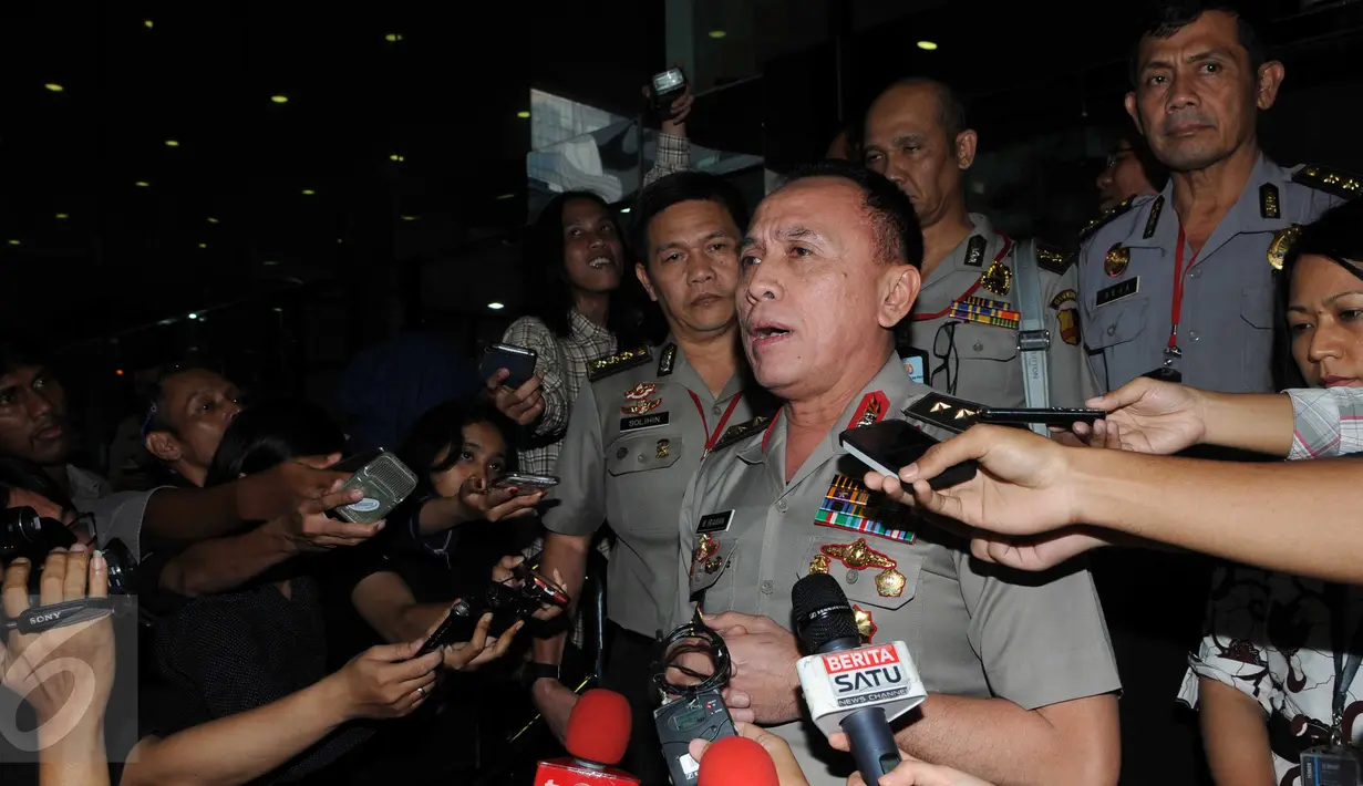 Kepala Divisi Hukum Mabes Polri Irjen Pol Mochamad Iriawan (depan) saat menjawab pertanyaan wartawan di gedung KPK, Jakarta, (25/2). Iriawan mengaku akan berkoordinasi dan diskusi dengan pimpinan lembaga antirasuah. (Liputan6.com/Helmi Afandi)