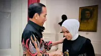 Putri Ariani memperlihatkan Golden Buzzer yang didapat dari Simon Cowell kepada Presiden Jokowi saat bertemu di Istana Negara Jakarta, pekan ini. (Foto: Dok. Instagram @jokowi)