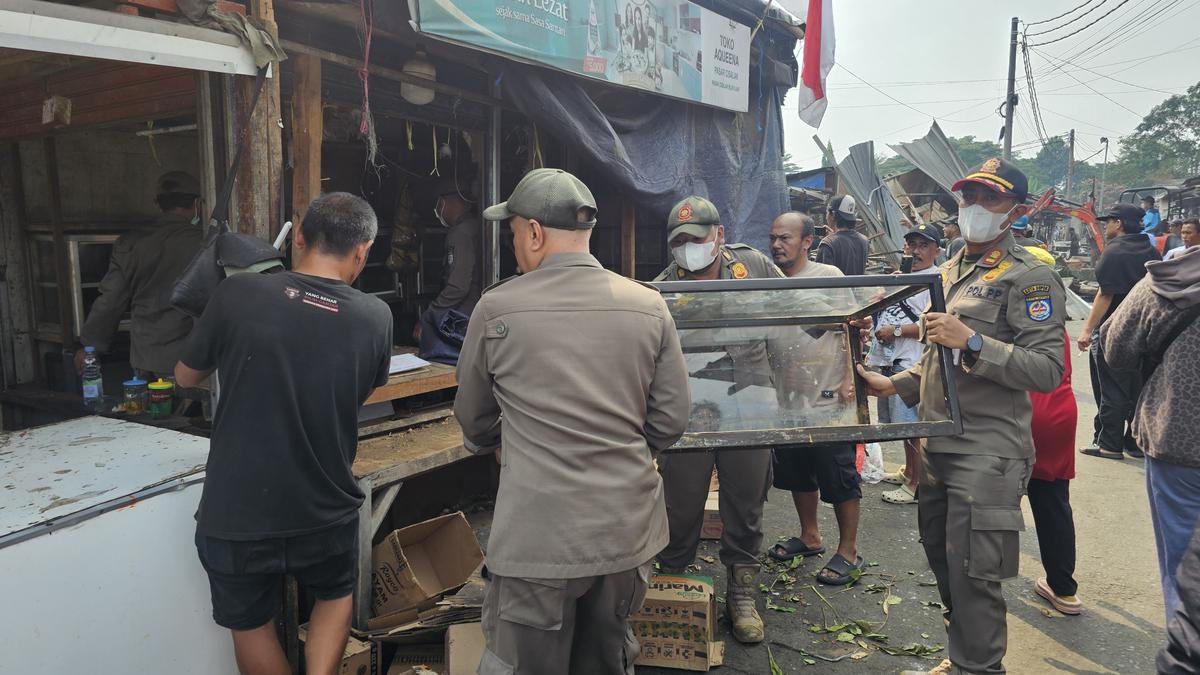Gerobak Digusur dan Suami Sakit, Sani Kini Bingung Menyambung Hidup
