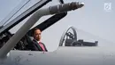 Presiden Joko Widodo (Jokowi) menaiki kokpit pesawat JF-17 Thunder di Pangkalan Udara Nur Khan, Islamabad, Pakistan, Sabtu (27/1). Pesawat tempur ini dikembangkan industri kedirgantaraan Pakistan dan Tiongkok. (Liputan6.com/Pool/Rusman Biro Pers Setpres)