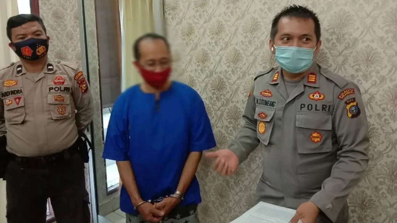 Dukun cabul yang bekerja sebagai tukang urut refleksi di Polsek Tenayan Raya, Pekanbaru.
