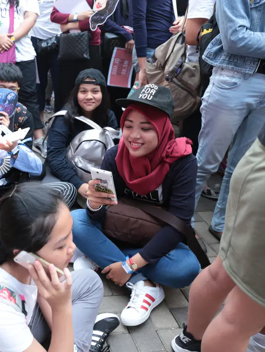 Acara yang sedianya dimulai pada pukul 20.00 WIB itu, mulai dipadati fans Selena Gomez sejak pagi. Bahkan, ada yang mengaku sejak pukul enam pagi demi melihat aksi panggung mantan kekasih Justin Bieber tersebut. (Adrian Putra/Bintang.com)