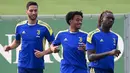 Pemain Juventus Moise Kean (kanan), Juan Cuadrado (tengah), dan Rodrigo Bentancur (kiri) menghadiri sesi latihan bersama rekan satu timnya di The Juventus Training Center, Turin, Italia, 13 September 2021. Juventus akan menghadapi Malmo pada pertandingan Grup H Liga Champions. (MARCO BERTORELLO/AFP)
