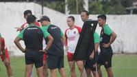 Pelatih PSM Makassar, Bernardo Tavares, memimpin tim latihan di Stadion Kalegowa. Pasukan Ramang tidak diliburkan meski belum ada kelanjuttan Liga 1 2022/2023 belum jelas.  (Bola.com/Nandang Permana)