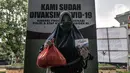Warga menunjukkan sertifikat vaksin COVID-19 dan  sembako yang diberikan secara gratis oleh penyelenggara usai melakukan vaksinasi di Jakarta Islamic Center, Koja, Jakarta Utara, Selasa (7/9/2021). (merdeka.com/Iqbal S. Nugroho)