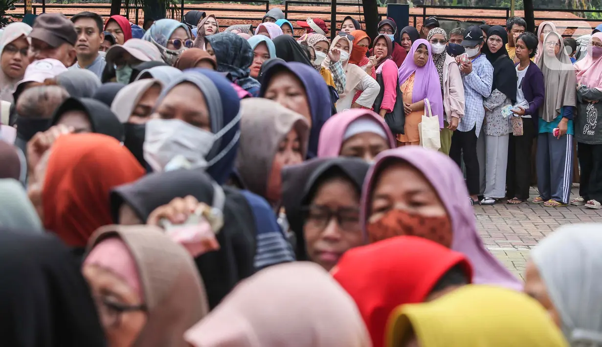 Selain beras, masyarakat juga bisa membeli gula pasir seharga Rp16 ribu untuk satu kilogram, minyak goreng Rp13.500 untuk 1 liter. (Liputan6.com/Angga Yuniar)