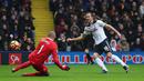 Aksi pemain Tottenham, Harry Kane mencetak gol dengan mengecoh kiper Watford, Gomes pada laga Premier League di Vicarage Road, (1/1/2017). Spurs menang 4-1.  (Reuters/Eddie Keogh)