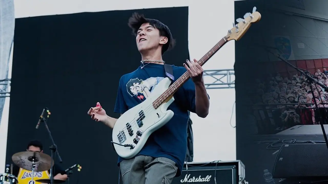 FOTO: Gaya Iqbaal Ramadhan di Atas Panggung, Tampil Memukau