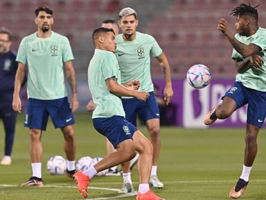 Bek Brasil Thiago Silva (kiri) dan rekannya Fred mengikuti sesi latihan di Stadion Al Arabi SC di Doha, Qatar, Kamis (1/12/2022). Brasil akan bersua Kamerun pada laga terakhir Grup G Piala Dunia 2022 di Lusail Iconic Stadium, Sabtu (3/12/2022) dini hari WIB. (NELSON ALMEIDA / AFP)