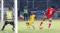 Pemain Sriwijaya FC, Anis Nabar (tengah) mengecoh para pemain Persija pada laga Torabika SC 2016 di Stadion Utama Gelora Bung Karno, Jakarta (24/6/2016). Sriwijaya unggul 1-0. (Bola.com/Nicklas Hanoatubun)