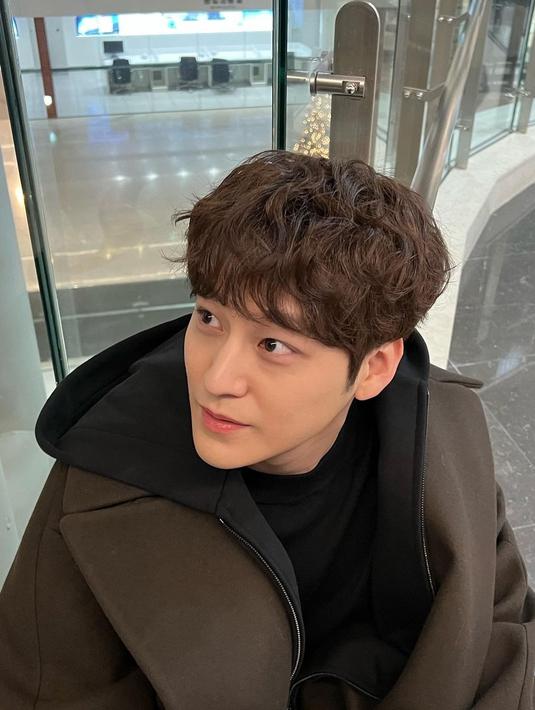 Sebagai seorang aktor, Kim Bum memulai debutnya di drama Korea yang berjudul HIGH KICK pada tahun 2006. (FOTO: instagram.com/k.kbeom)