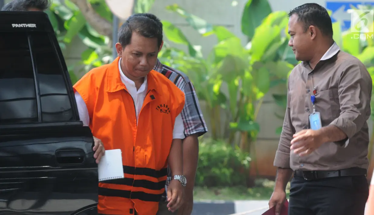 Tersangka Kabid Perizinan DPM PTSP Pemkab Subang, Asep Santika keluar dari mobil bersiap menjalani pemeriksaan di gedung KPK, Jakarta, Kamis (29/03). Dua tersangka ini diperiksa dengan kasus yang berbeda. (Merdeka.com/Dwi Narwoko)