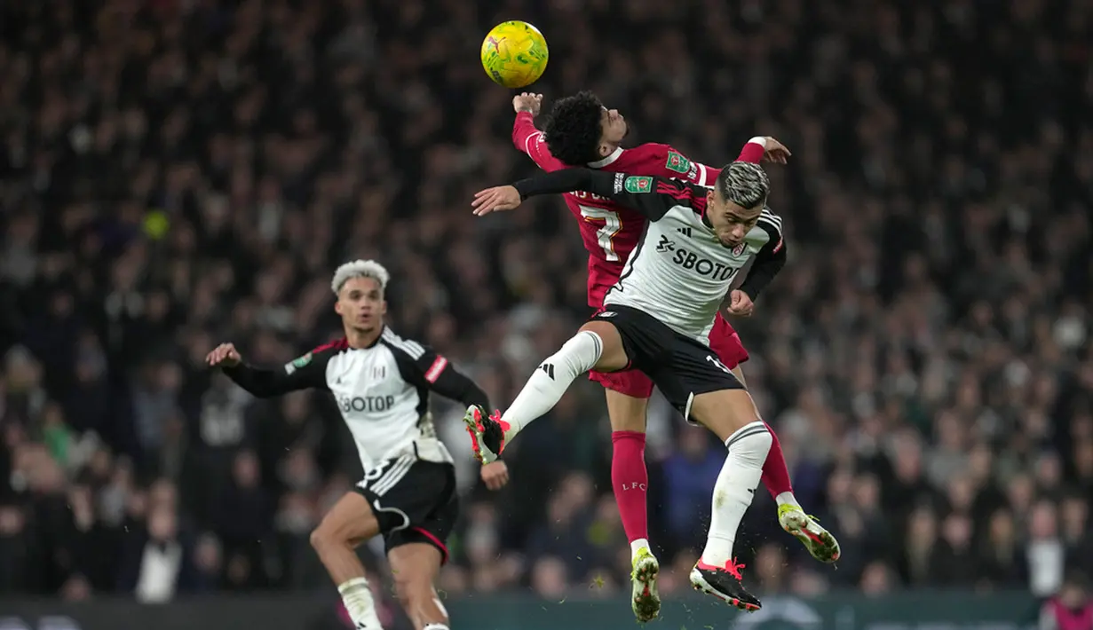 Pada pertandingan melawan Fulham, LIverpool meski bermain di kandang lawan, tampil lebih agresif sejak awal. Bahkan, pada menit ke-11, Luis Diaz sudah mampu menjebol gawang lawannya memanfaatkan assist Jarell Quansah. (AP Photo/Kin Cheung)
