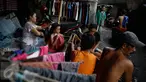 Seorang ibu menyisir rambut anaknya di pemukiman kolong jalan tol Ir Wiyoto Wiyono, Penjaringan, Jakarta, Minggu (13/3). Pemprov DKI berencana menggusur sebanyak delapan Rukun Warga (RW) yang menghuni kolong tol tersebut. (Liputan6.com/Faizal Fanani)