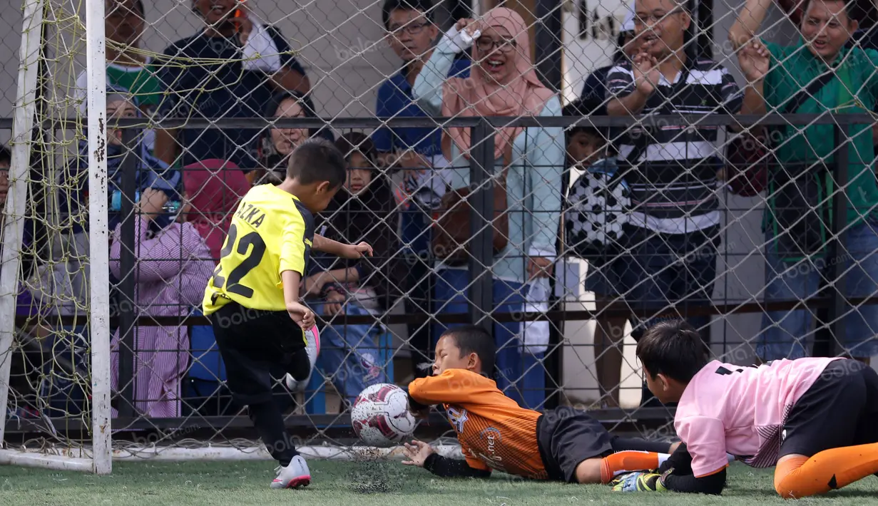 Aksi pemain Villa 2000 menghadang tembakan pemain Serpong City pada pertandingan Liga Bola Indonesia di Lapangan Sabnani Park, Serpong, Minggu (7/8/2016). (Bola.com/Nicklas Hanoatubun)