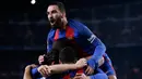 Gelandang Barcelona Arda Turan bersama Luis Suarez merayakan gol pembuka ke gawang Atletico Madrid pada leg kedua semifinal Copa del Rey di Estadio Camp Nou, Selasa (7/2). Barca lolos ke final dengan keunggulan aggregat 3-2. (AP Photo/Manu Fernandez)