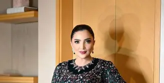 Tampilan memikat Ashanty kenakan kebaya kurung multicolour rancangan Windy Savosa Couture. Kombinasi bahan velvet, lace, dan swarovski membuat penampilan Ashanty kian mewah.  [@windysavosacouture].