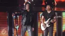 Kaka dan Ridho saat tampil di panggung Konser Raya 22 Indosiar, Jakarta, Rabu (11/1). Kehadiran Slank semakin membuat panggung Konser Raya 22 Indosiar semakin bergairah. (Liputan6.com/Helmi Afandi)