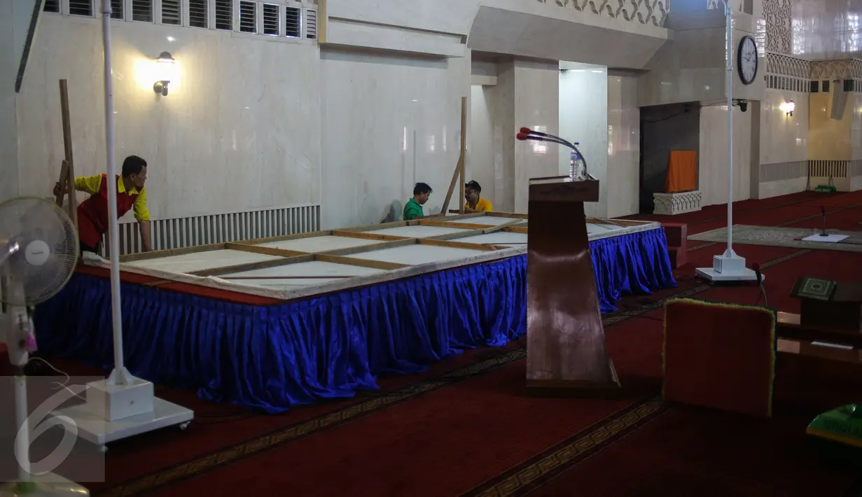 Sejumlah petugas melakukan persiapan jelang salat tarawih di Masjid Istiqlal, Jakarta, Rabu (17/6/2015). Warga Muslim di Indonesia bersiap menjalankan ibadah puasa 1436 H dengan ditandai pelaksanaan salat sunat tarawih. (Liputan6.com/Faizal Fanani) 