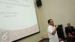 Ketua Umum KONI Pusat Tono Suratman memberikan sambutan jelang penyerahan penghargaan kepada tim Bridge Indonesia di Jakarta, Rabu (24/6/2015). Tim Bridge Indonesia berhasil menjuarai APBF Championship 2015 di Bangkok. (Liputan6.com/Helmi Fithriansyah)