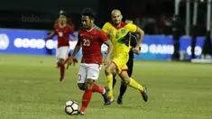 Gelandang Indonesia, Ilham Udin Armayn, menggiring bola saat pertandingan persahabatan melawan Guyana di Stadion Patriot, Bekasi, Sabtu (25/11/2017). Indonesia menang 2-1 atas Guyana. (Bola.com/M Iqbal Ichsan)