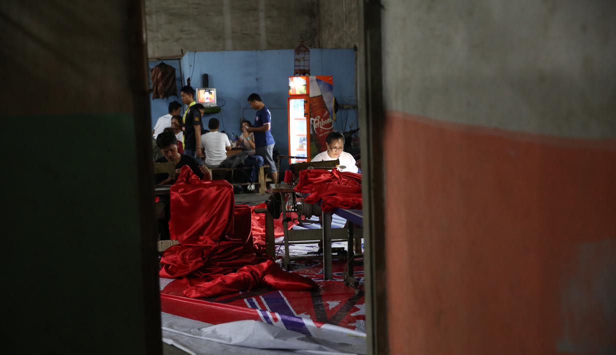 Aremania mengusung semangat kesatuan suporter untuk sepakbola Indonesia merancang dan membuat bendera Merah Putih terbesar di Dunia bertempat di Lapangan Futsal  Tangerang, Selasa (13/10/2015). (Bola.com/Nicklas Hanoatubun)