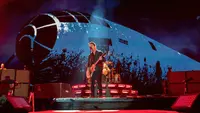 Vokalis sekaligus gitaris band rock Amerika Serikat Green Day, Billie Joe Armstrong tampil pada akhir pekan Formula 1 Grand Prix Amerika Serikat 2022 atau F1 GP Amerika Serikat 2022 di Sirkuit Amerika, Austin, Texas, Amerika Serikat, 21 Oktober 2022. F1 GP Amerika Serikat 2022 diselenggarakan dari tanggal 22 sampai 24 Oktober 2022. (SUZANNE CORDEIRO/AFP)