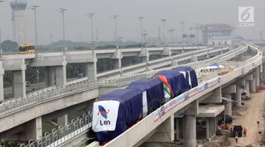 Kereta tanpa awak, Skytrain berada di jalur lintasan di Bandara Soekarno-Hatta, Tangerang, Selasa (15/8). Skytrain Bandara Soekarno-Hatta akan beroperasi dengan tiga trainset, yang terdiri atas enam gerbong. (Liputan6.com/Helmi Afandi)