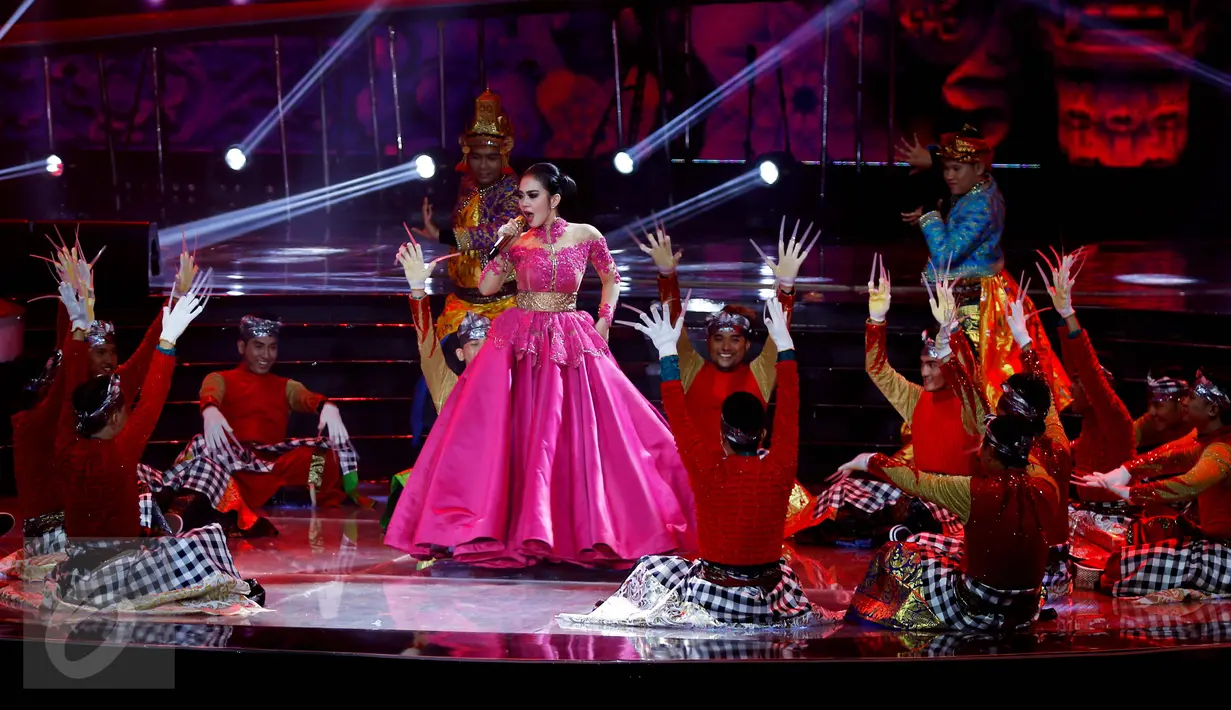 Syahrini saat  tampil di Konser Raya 21 Tahun Indosiar, Istora Senayan, Jakarta (11/1/2016). Di ulang tahun Indosiar ke-21, Pelantun Sesuatu ini didapuk menjadi salah satu pengisi acara. (Liputan6.com/Gempur M Surya)