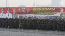 Satuan Polisi Pamong Praja (Satpol PP) memberikan hormat ketika upacara peringatan HUT Satpol PP ke-68 di Monas, Jakarta, Kamis (26/4). Dalam HUT Satpol PP itu, Gubernur DKI Anies Baswedan bertindak sebagai Inspektur Upacara. (Liputan6.com/Arya Manggala)